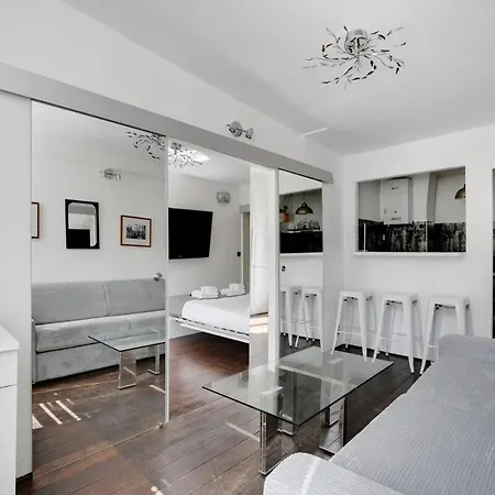 Marais Beaubourg Area باريس