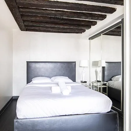 Marais Beaubourg Area باريس