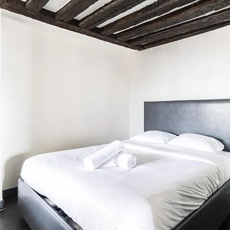 Marais Beaubourg Area باريس