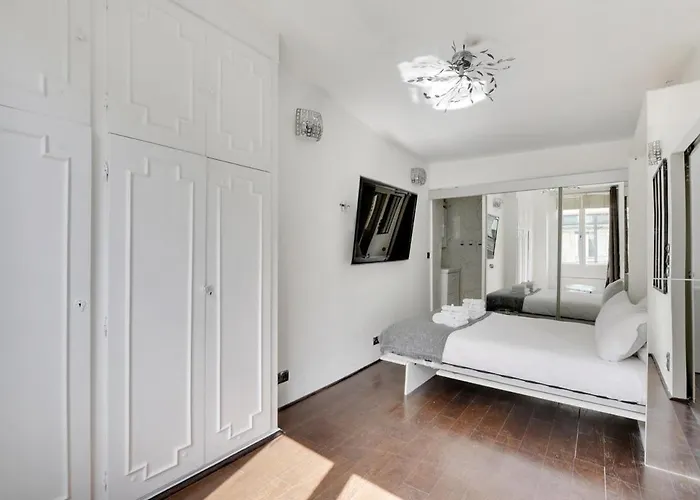 Marais Beaubourg Area