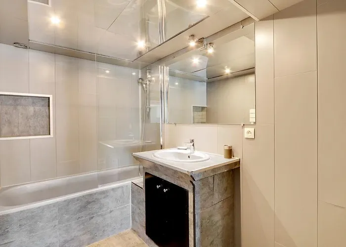 Marais Beaubourg Area